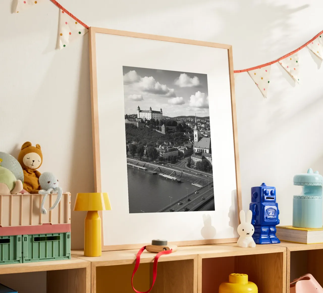 Bratislava, Slovacchia Panorama della città in bianco e nero Fotogramma poster con telaio in legno da the gondels