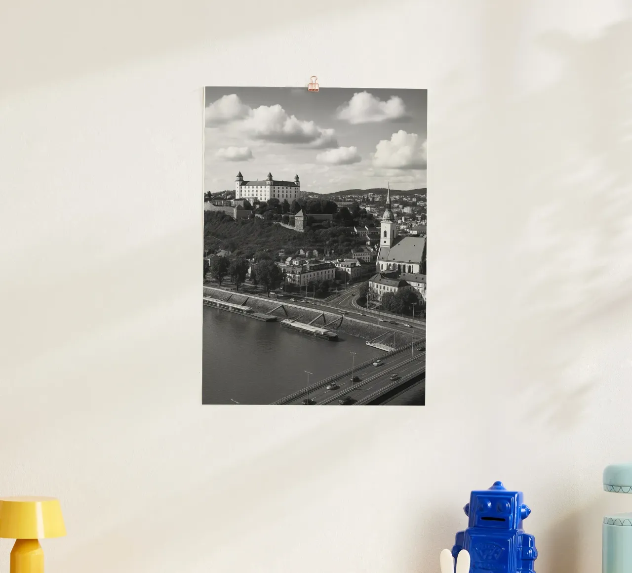 Bratislava, Slovacchia Panorama della città in bianco e nero Fotogramma poster con telaio in legno da the gondels