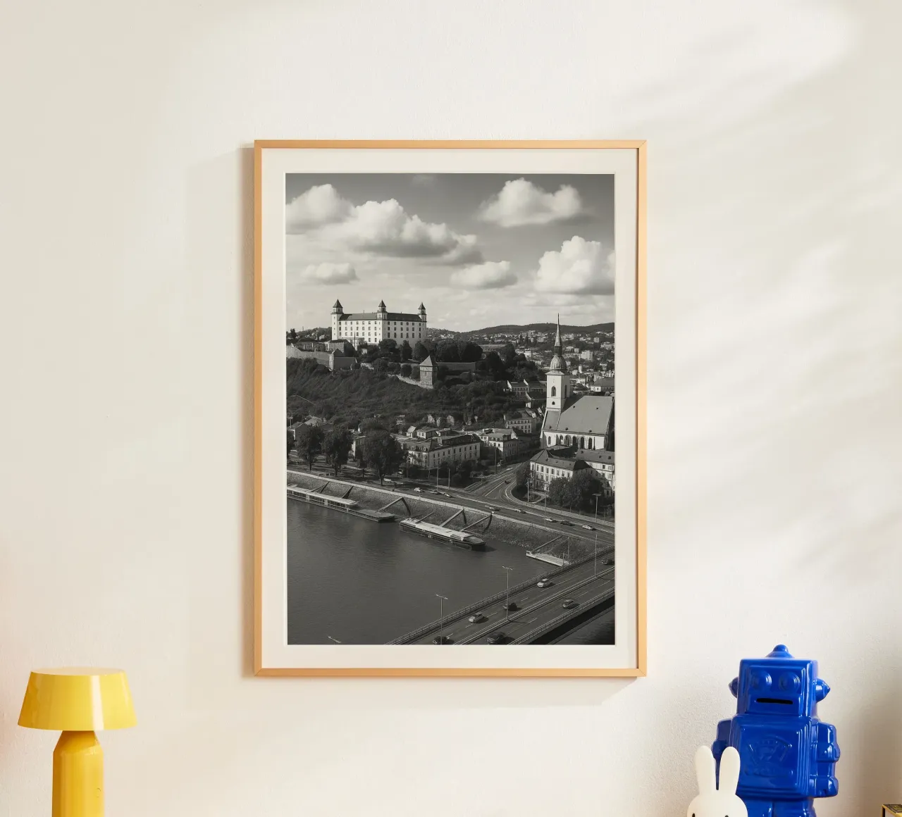 Bratislava, Slovacchia Panorama della città in bianco e nero Fotogramma poster con telaio in legno da the gondels