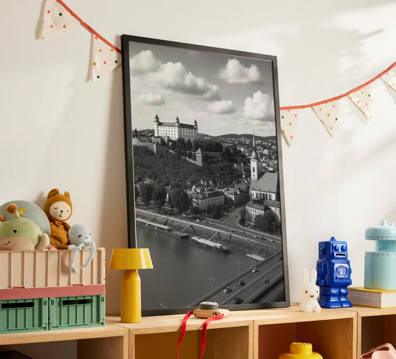 Bratislava, Slovacchia Panorama della città in bianco e nero Fotogramma poster con telaio in legno da the gondels