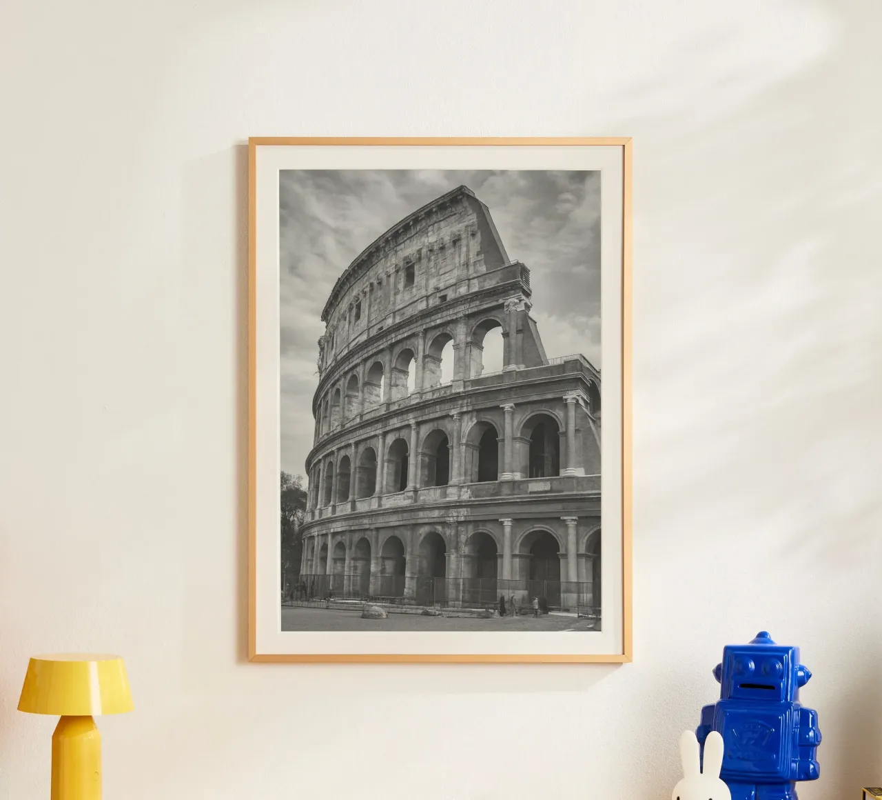 Colosseo, Roma, Italia Bianco e Nero Città Panorama Photogr poster con telaio in legno da the gondels