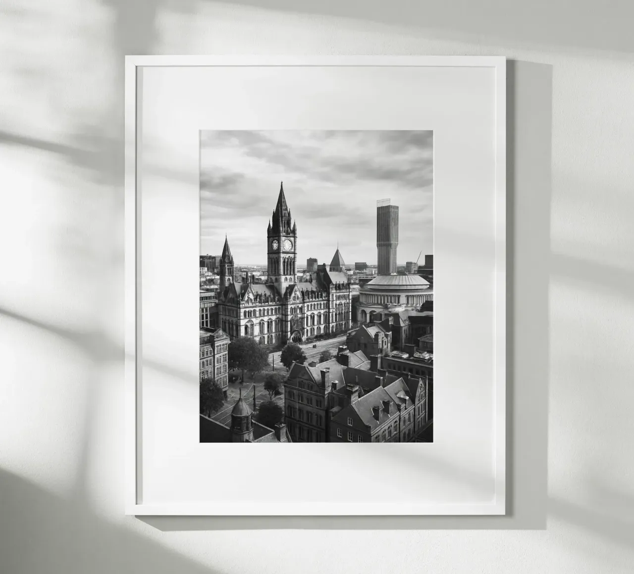 Menchester, inghilterra Panorama della città in bianco e nero Illustrati poster con telaio in legno da the gondels