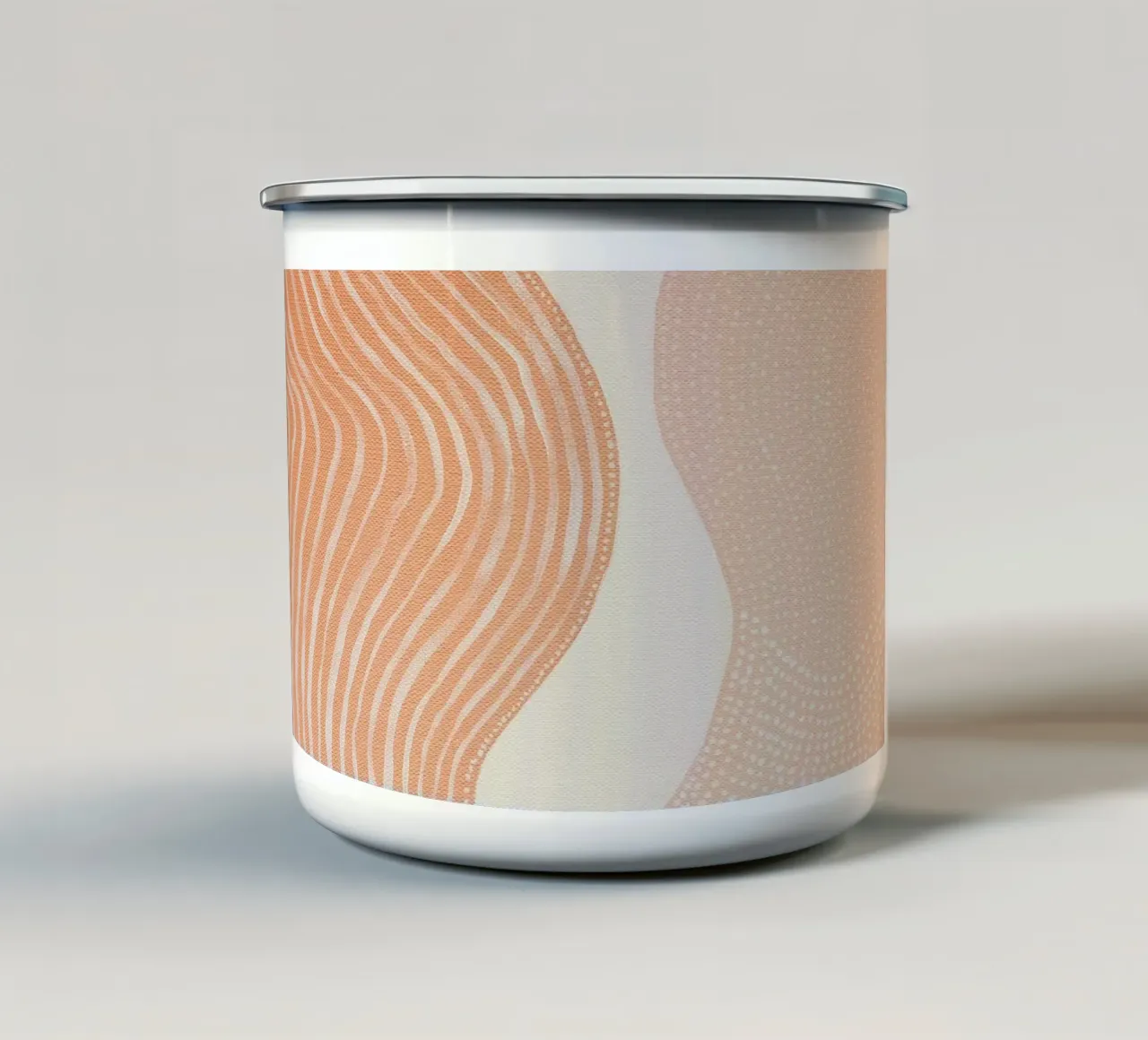 Pittura astratta con linee e punti di colore beige pesca tazza in smalto da Ingrid Beddoes