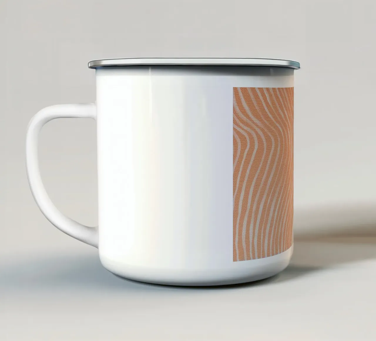 Pittura astratta con linee e punti di colore beige pesca tazza in smalto da Ingrid Beddoes
