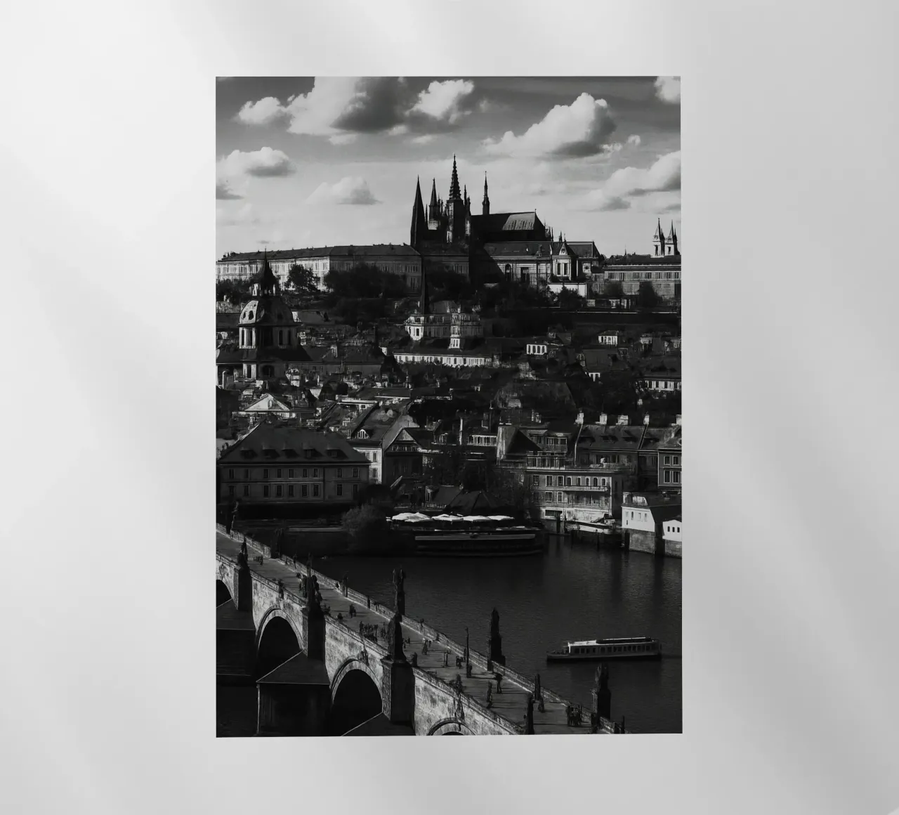 Praga, Repubblica Ceca Panorama della città in bianco e nero Photogr pellicola backlit da the gondels