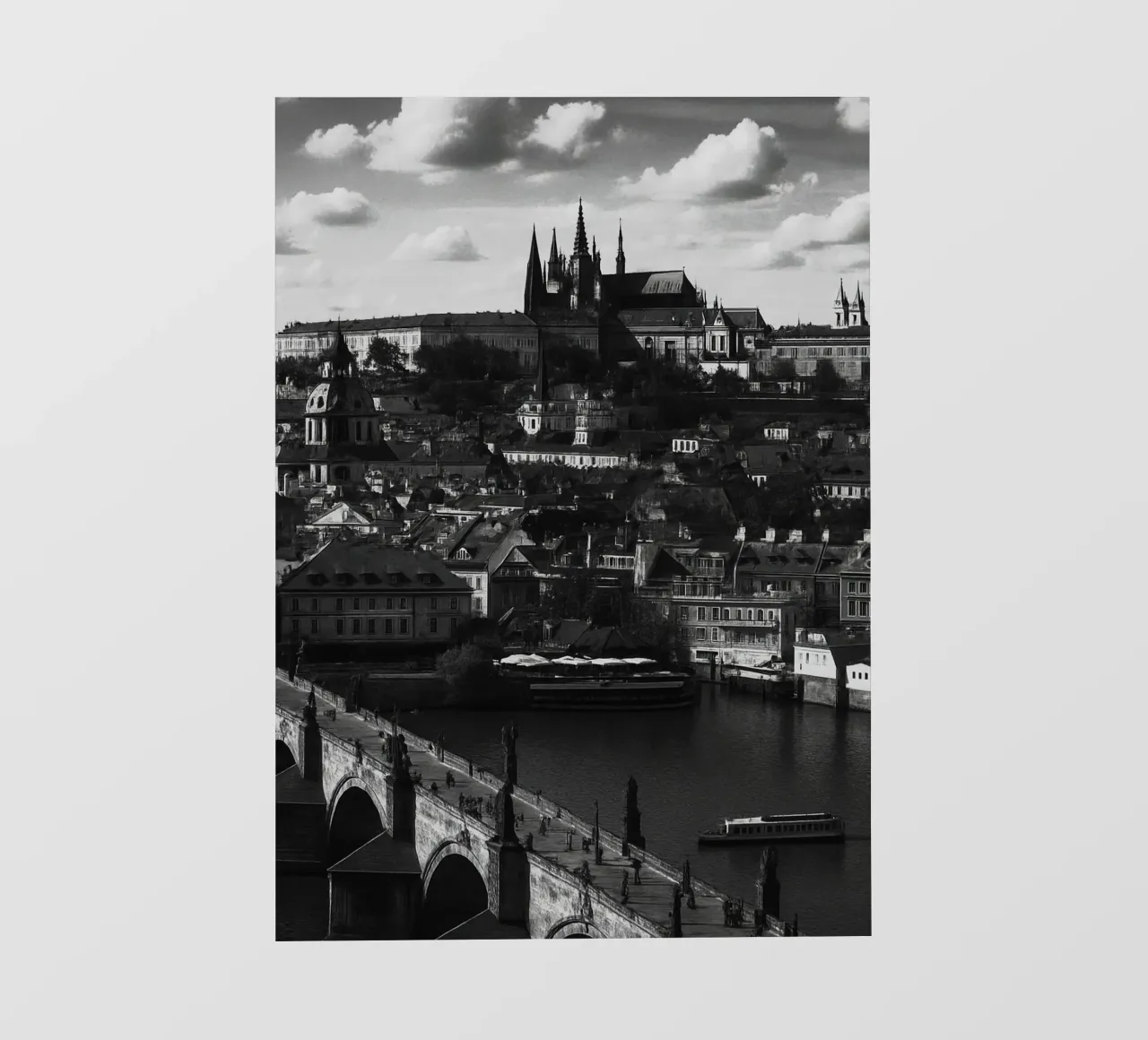 Praga, Repubblica Ceca Panorama della città in bianco e nero Photogr pellicola backlit da the gondels