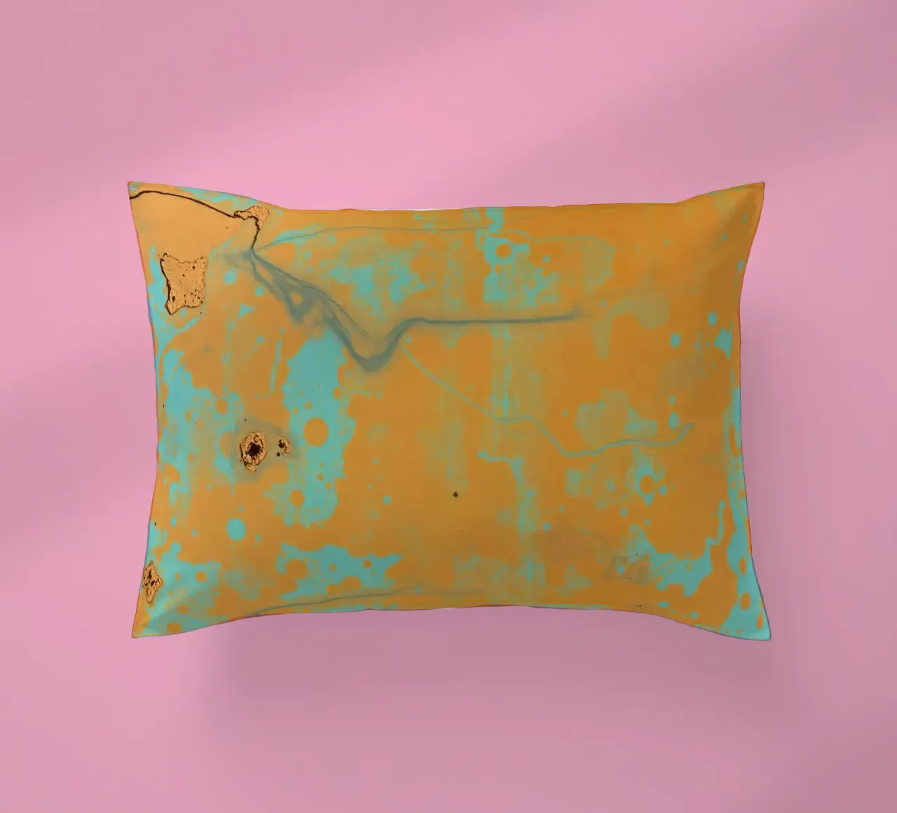 Arte astratta strutturata che mette in mostra i colori vivaci dell'arancio e del turchese. cuscino da DesignDoodle