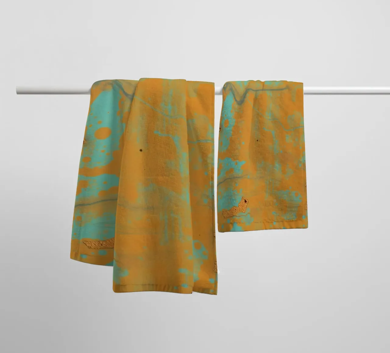 Arte astratta strutturata che mette in mostra i colori vivaci dell'arancio e del turchese. asciugamano da bagno da DesignDoodle