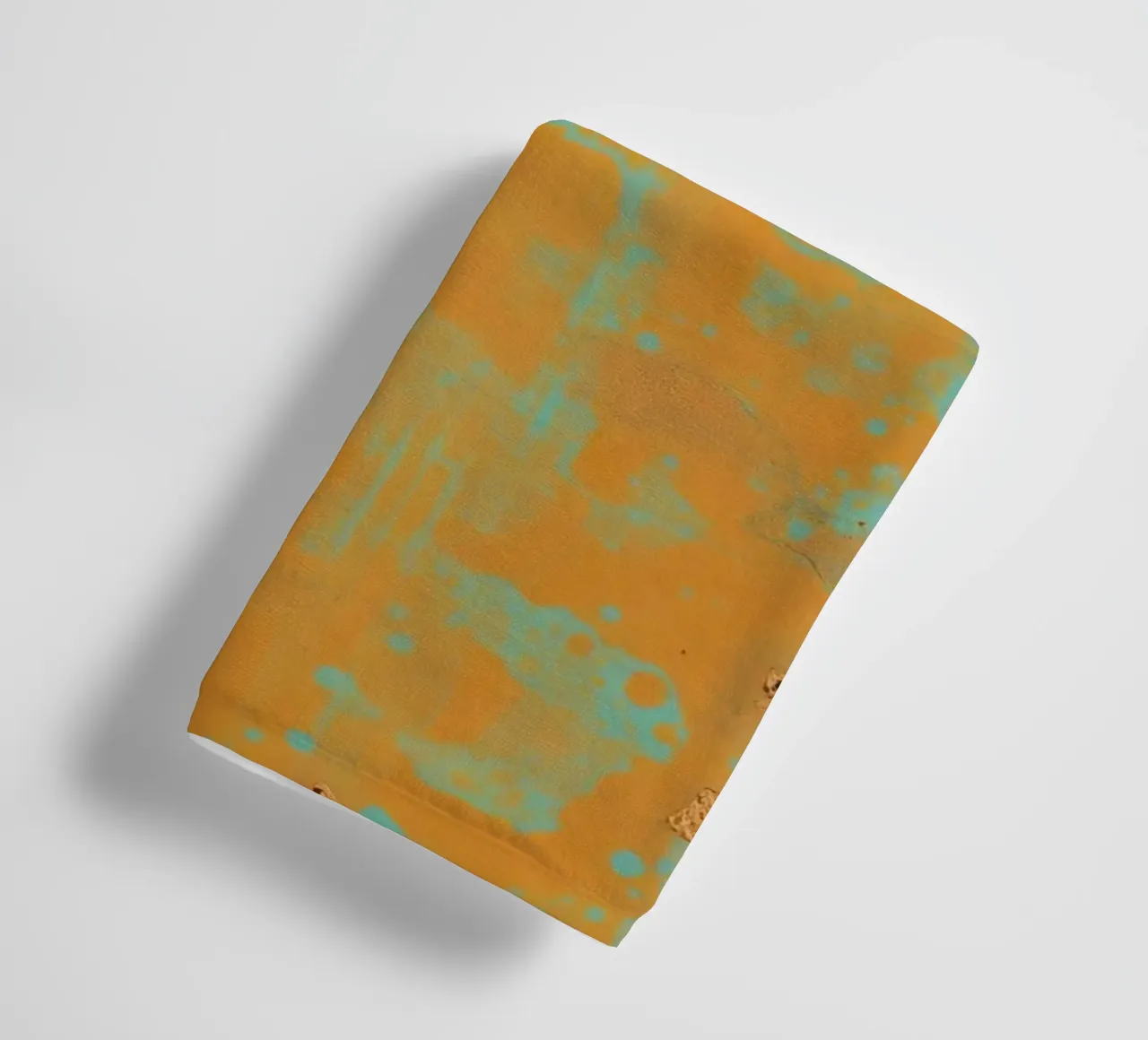 Arte astratta strutturata che mette in mostra i colori vivaci dell'arancio e del turchese. asciugamano da bagno da DesignDoodle