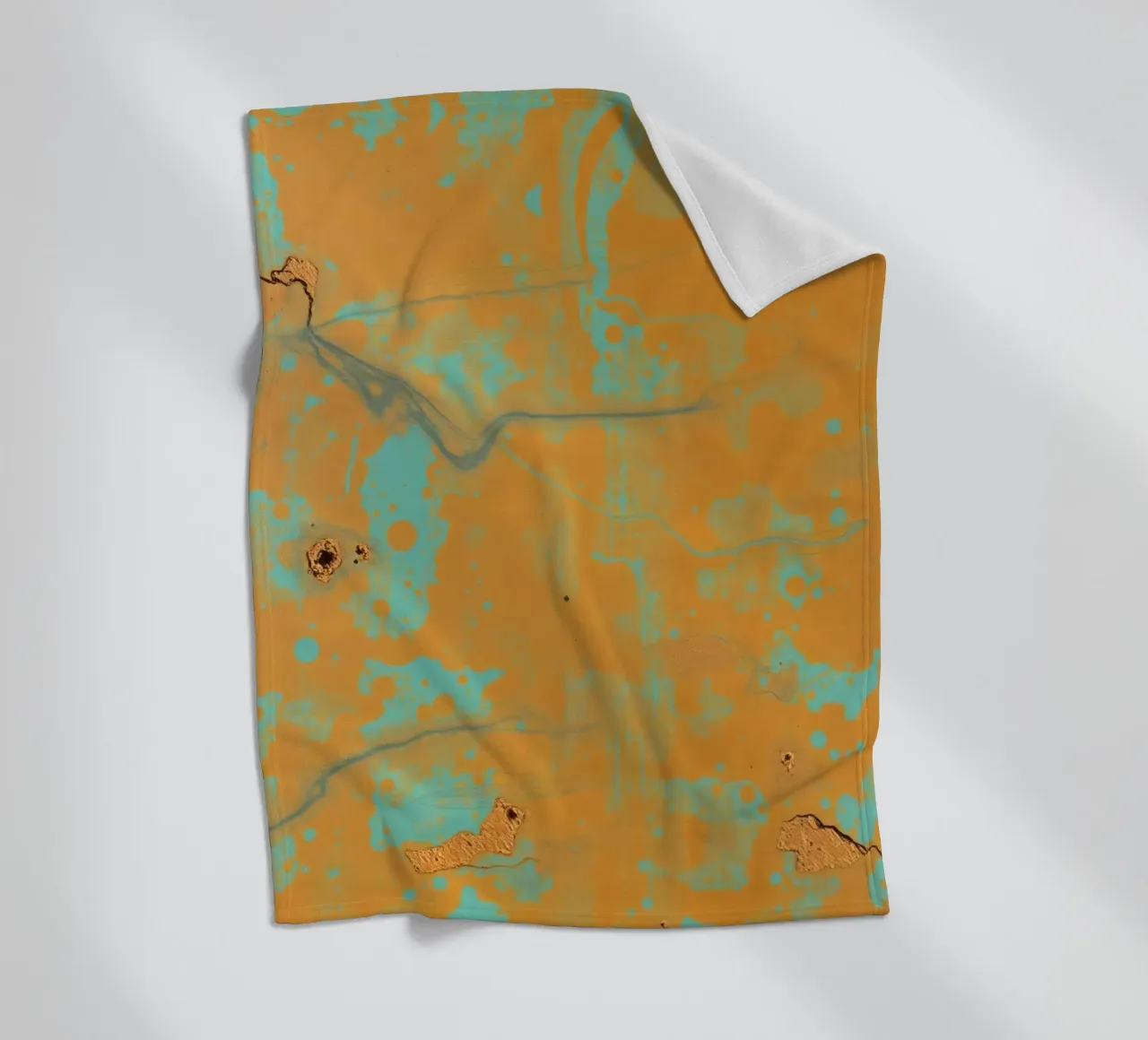 Arte astratta strutturata che mette in mostra i colori vivaci dell'arancio e del turchese. coperta in pile da DesignDoodle