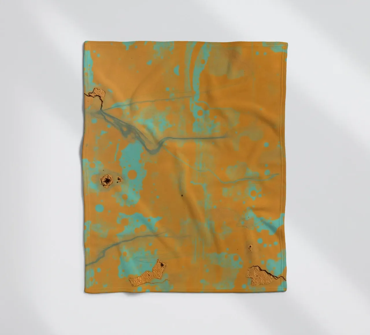 Arte astratta strutturata che mette in mostra i colori vivaci dell'arancio e del turchese. coperta in pile da DesignDoodle