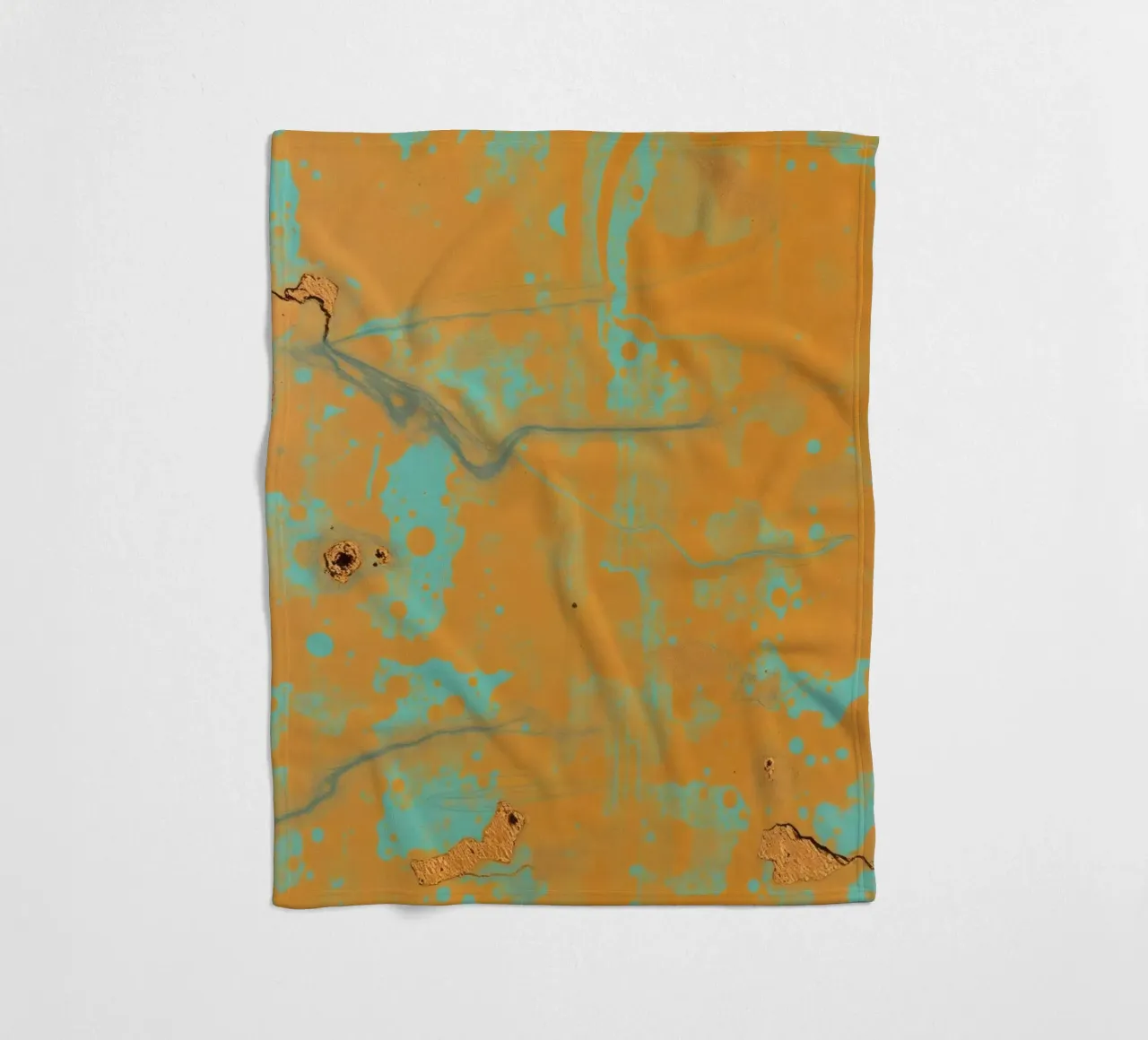 Arte astratta strutturata che mette in mostra i colori vivaci dell'arancio e del turchese. coperta in pile da DesignDoodle