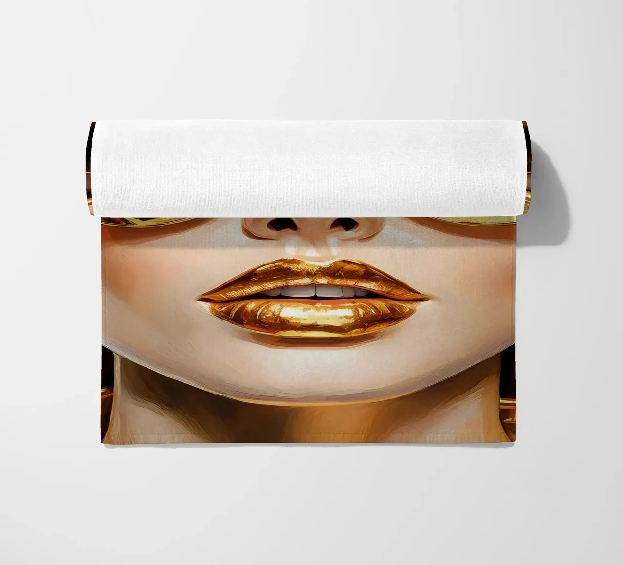 Portrait moderne d'une femme Pop Art en noir et or serviette de plage de Take Your Art BV