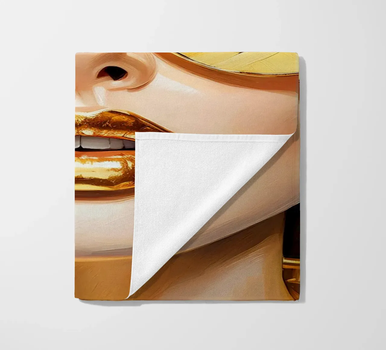 Portrait moderne d'une femme Pop Art en noir et or serviette de plage de Take Your Art BV