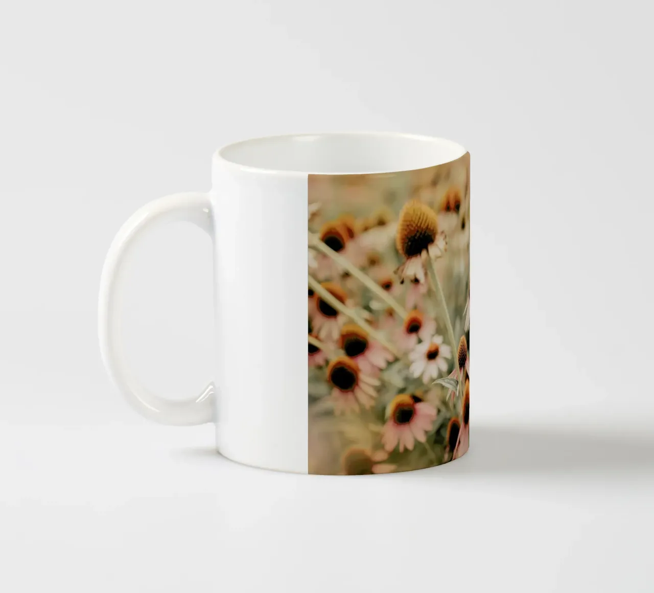 Echinacea Flowers tazza in ceramica da Ingrid Beddoes