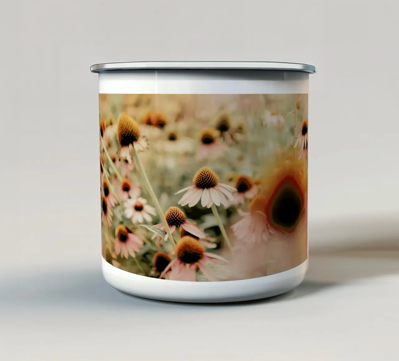 Echinacea Flowers tazza in smalto da Ingrid Beddoes
