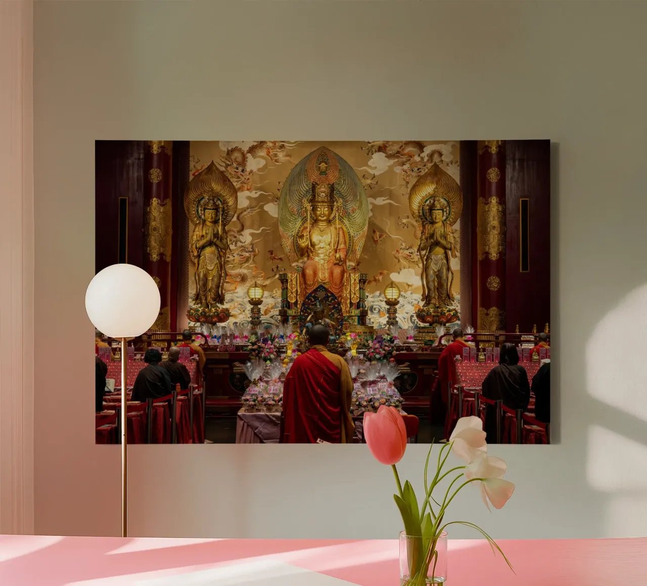 Monje en el Templo de la Reliquia del Diente de Buda lienzo con Marco flotante de anderm