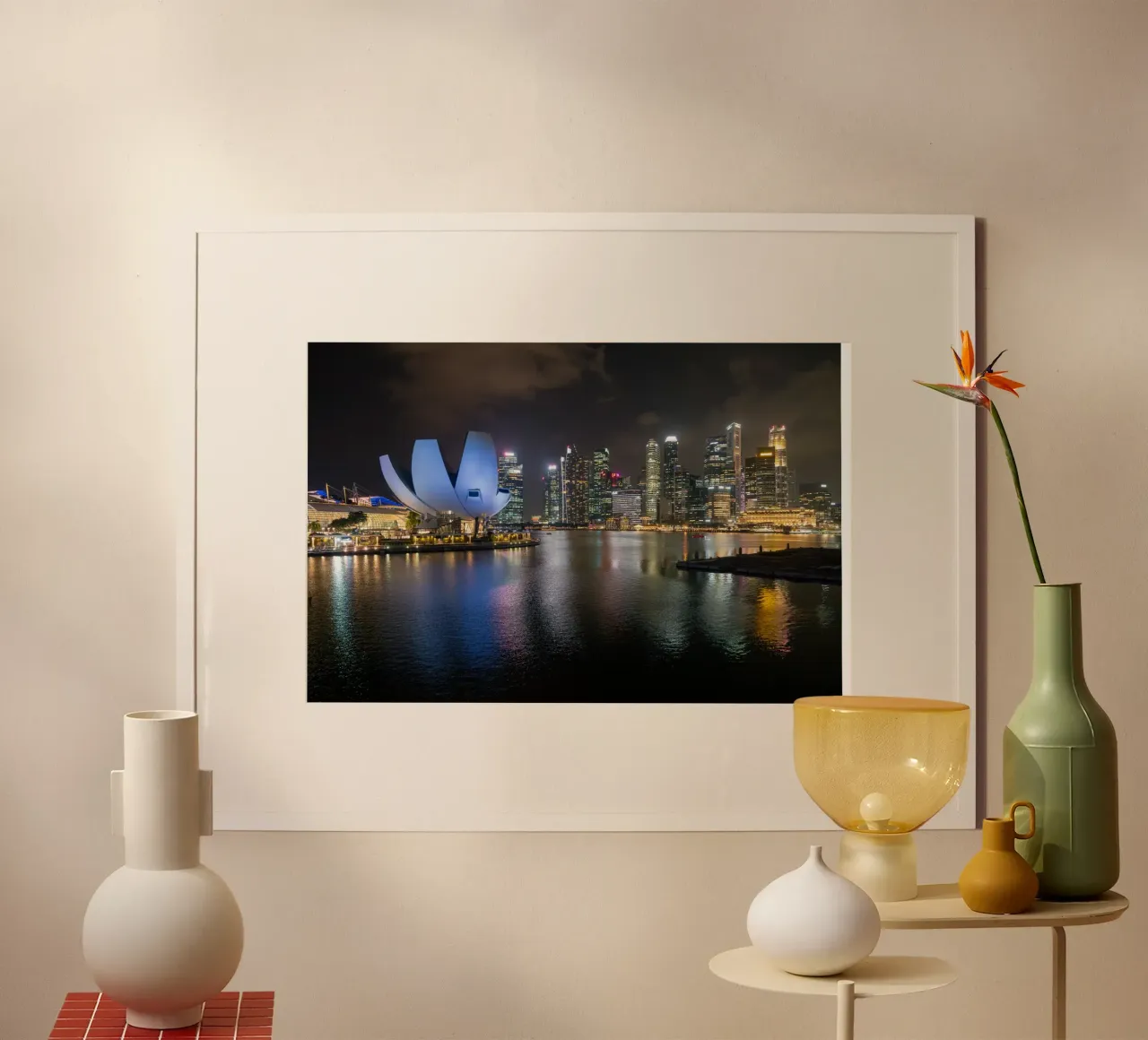 Vue d'ensemble de la ville de Singapour la nuit dans le quartier des affaires poster avec cadre en plastique de anderm