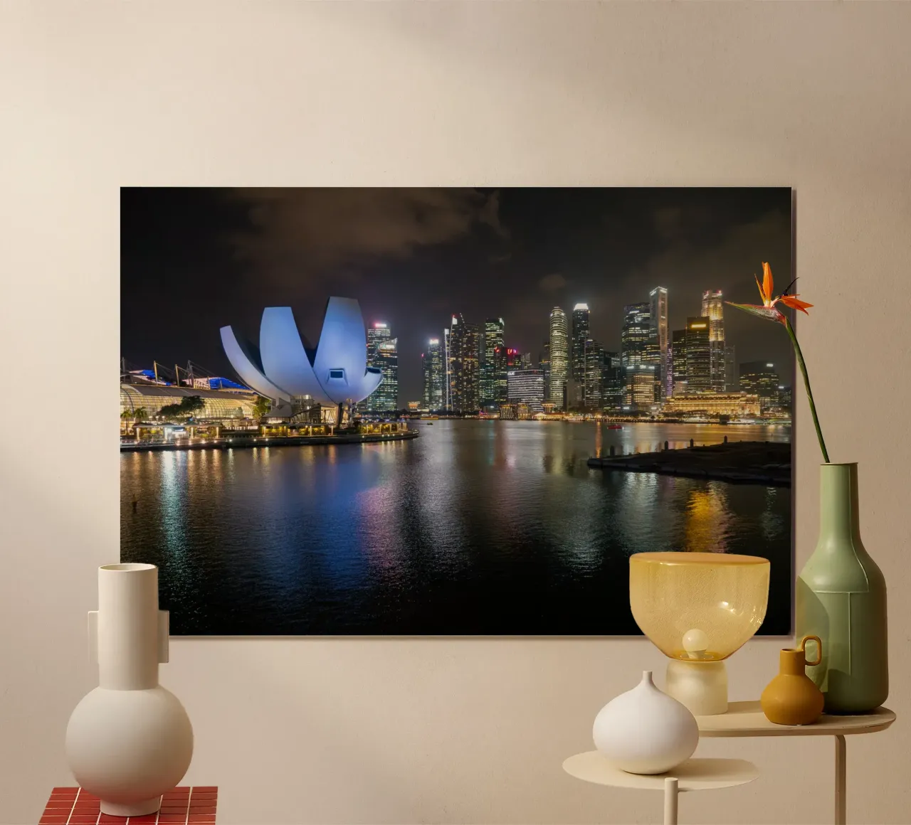 Vue d'ensemble de la ville de Singapour la nuit dans le quartier des affaires poster avec cadre en plastique de anderm