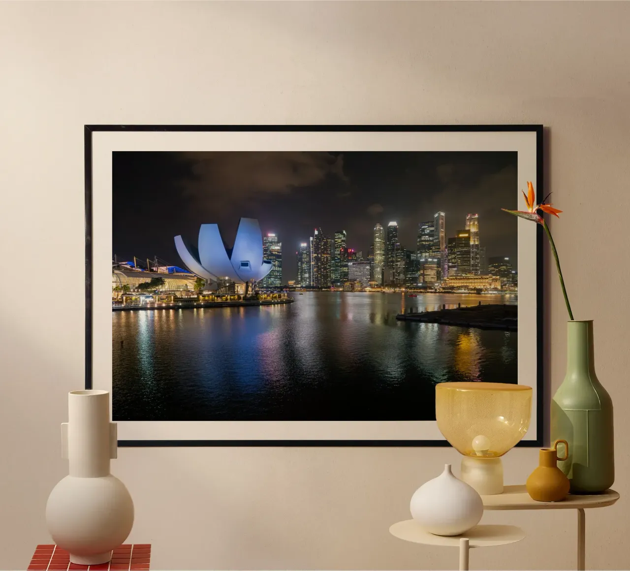 Vue d'ensemble de la ville de Singapour la nuit dans le quartier des affaires poster avec cadre en plastique de anderm
