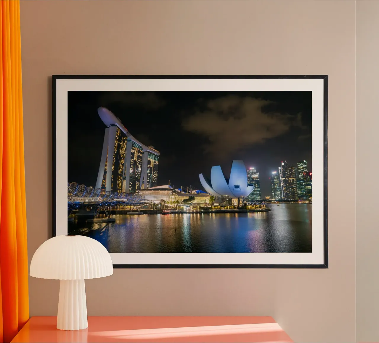 Vue d'ensemble de la ville de Singapour la nuit dans le quartier des affaires poster avec cadre en bois de anderm