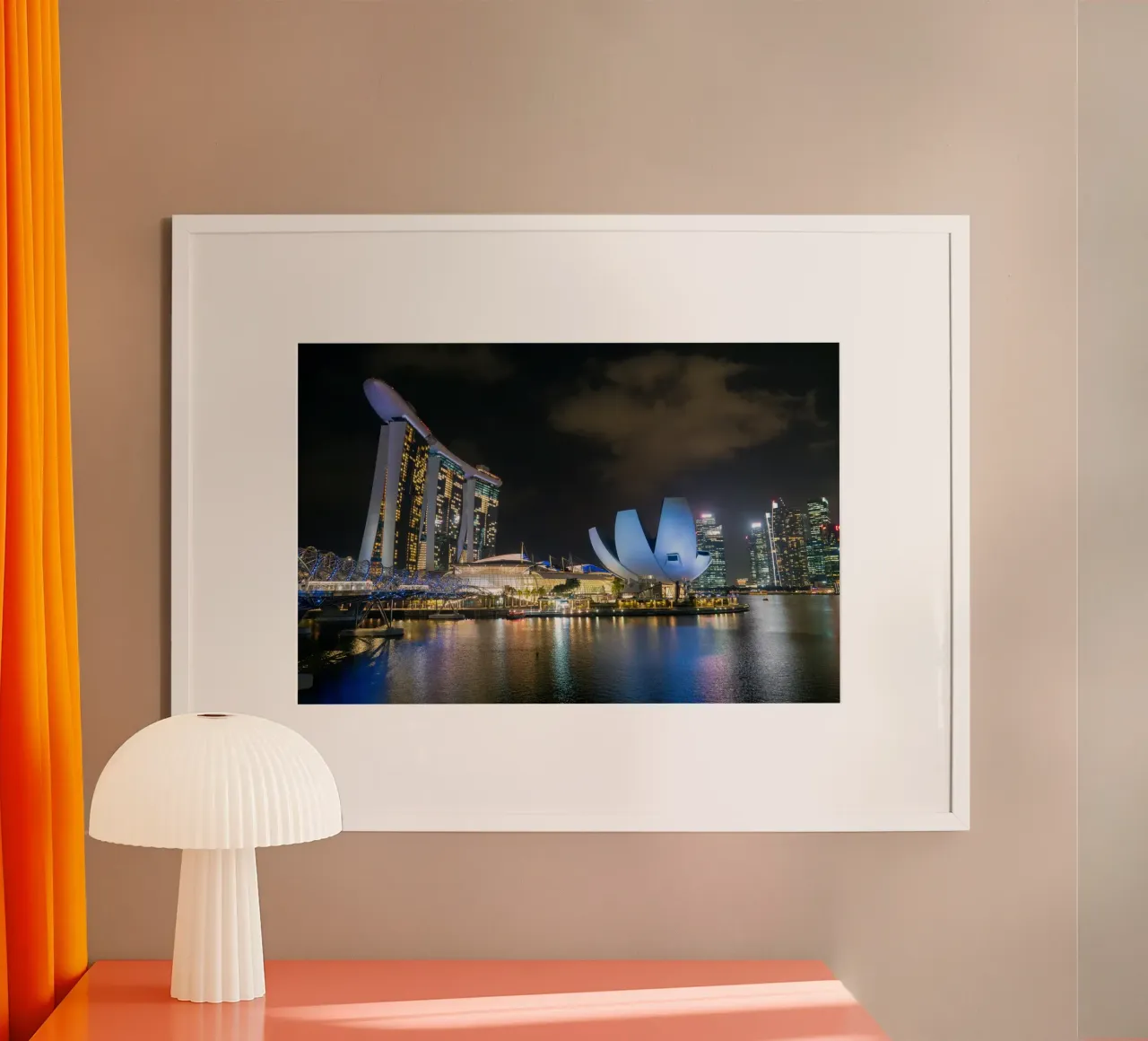 Vue d'ensemble de la ville de Singapour la nuit dans le quartier des affaires poster avec cadre en bois de anderm