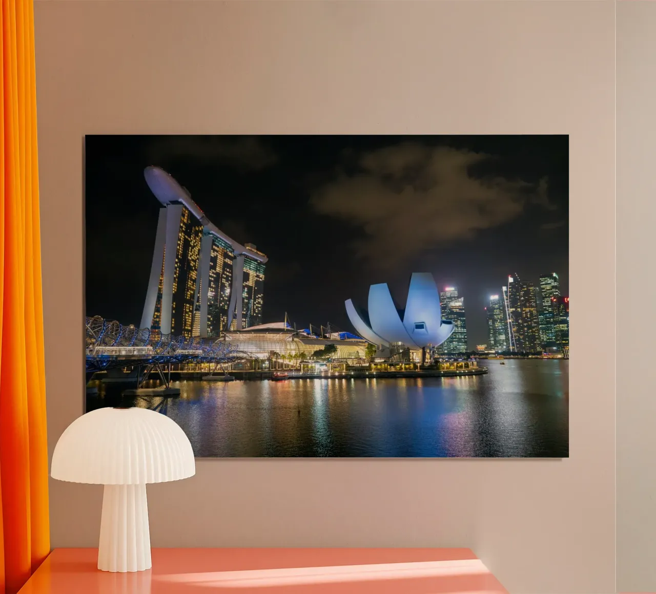 Vue d'ensemble de la ville de Singapour la nuit dans le quartier des affaires poster avec cadre en bois de anderm