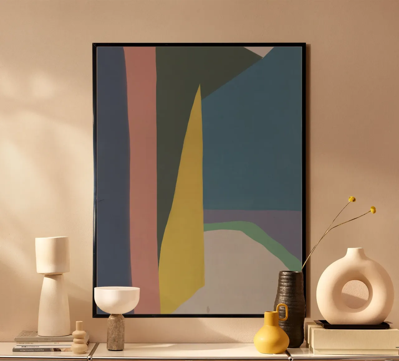 Forme astratte di luce gialla poster con telaio in alluminio da Little Dean