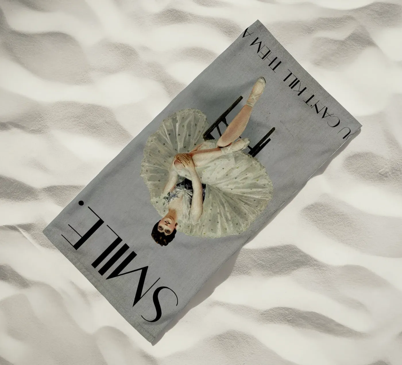 Keep Smiling serviette de plage de Kubistika