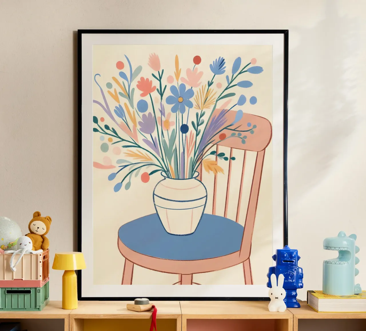 Fiori su una sedia Natura morta poster con telaio in alluminio da ARTOMATIC