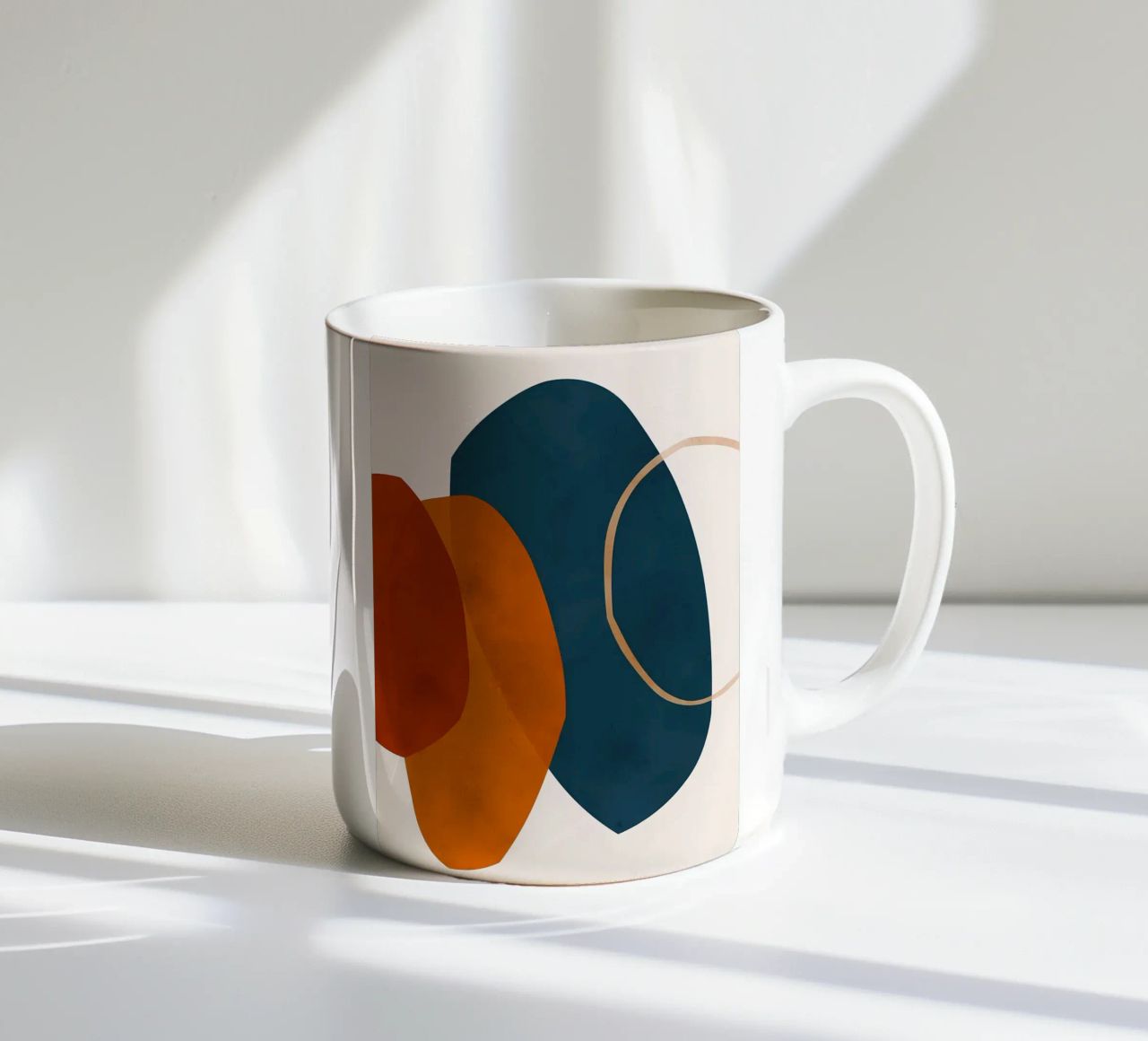 forme geometriche sovrapposte composizione astratta colore cont tazza in ceramica da Janine P McGuire