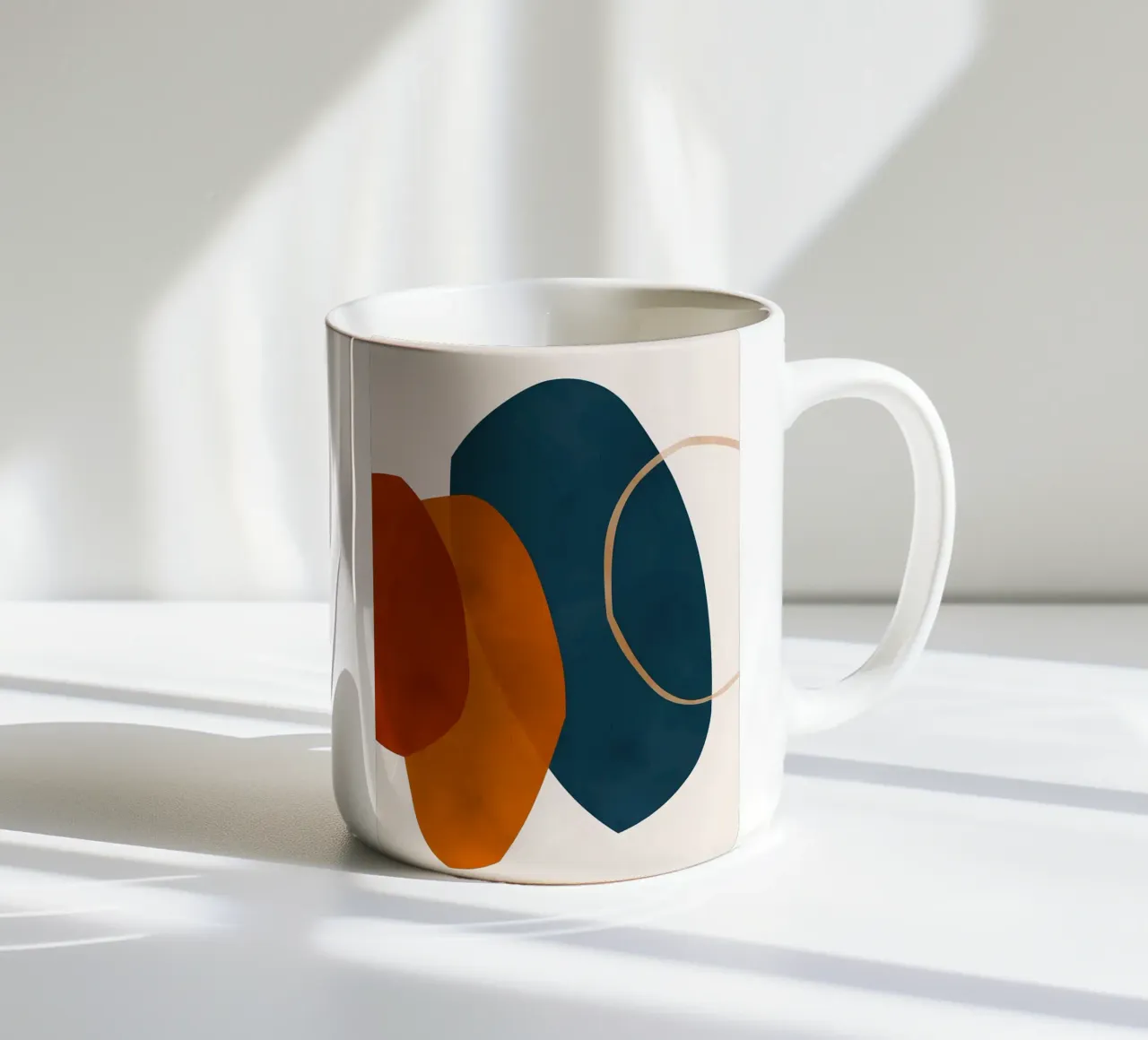 geometrische vormen overlappende abstracte compositie kleurcont keramische mok van Janine P McGuire