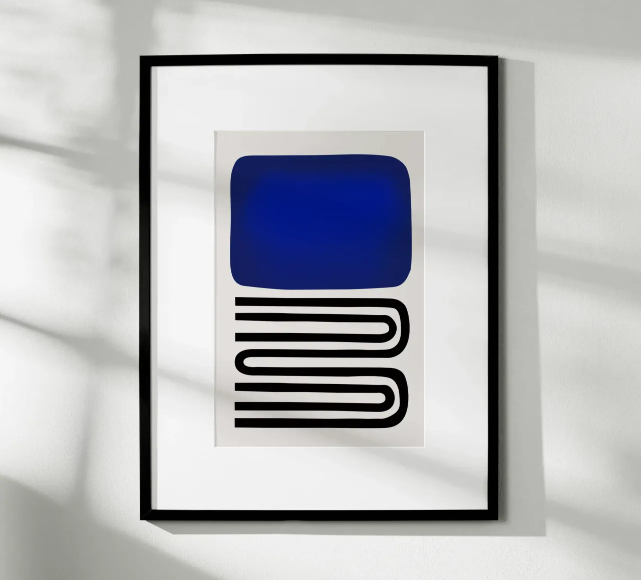 Fuori dal blu poster con telaio in legno da Fox & Velvet