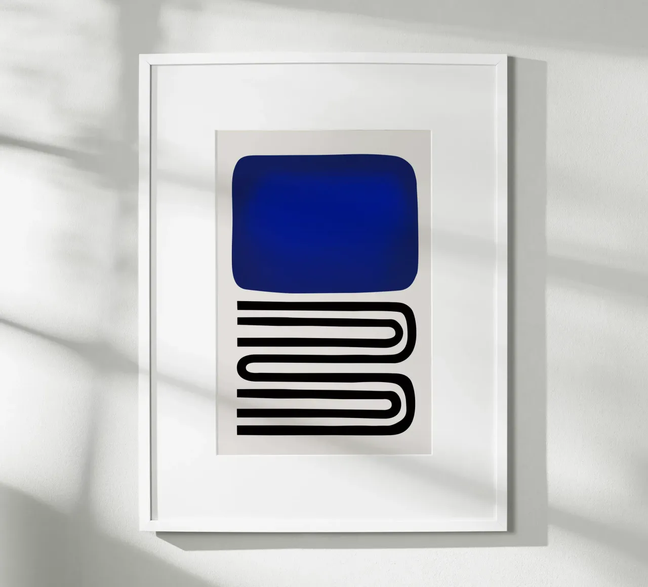 Fuori dal blu poster con telaio in legno da Fox & Velvet