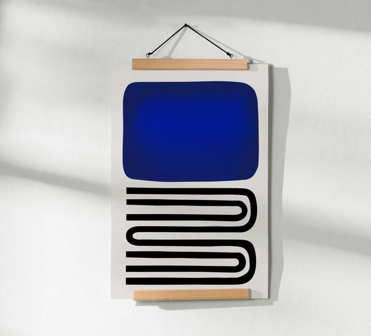 Fuori dal blu poster con telaio in legno da Fox & Velvet