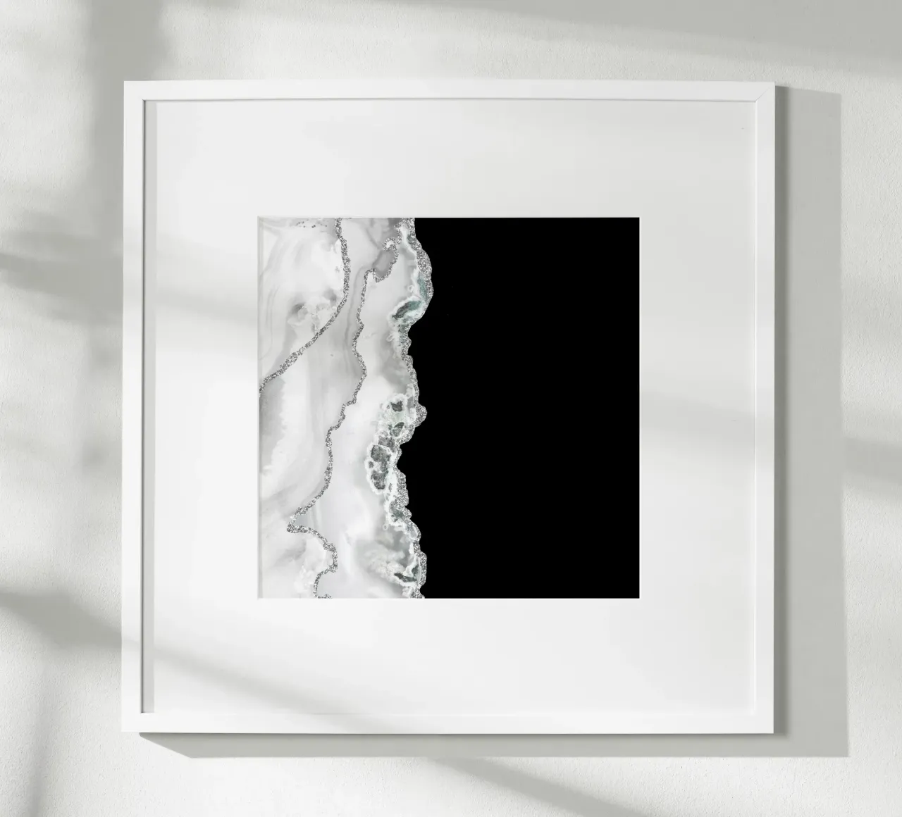 Weißer & silberner Achat Textur 04 Poster mit Aluminium Rahmen von Gemstone Textures