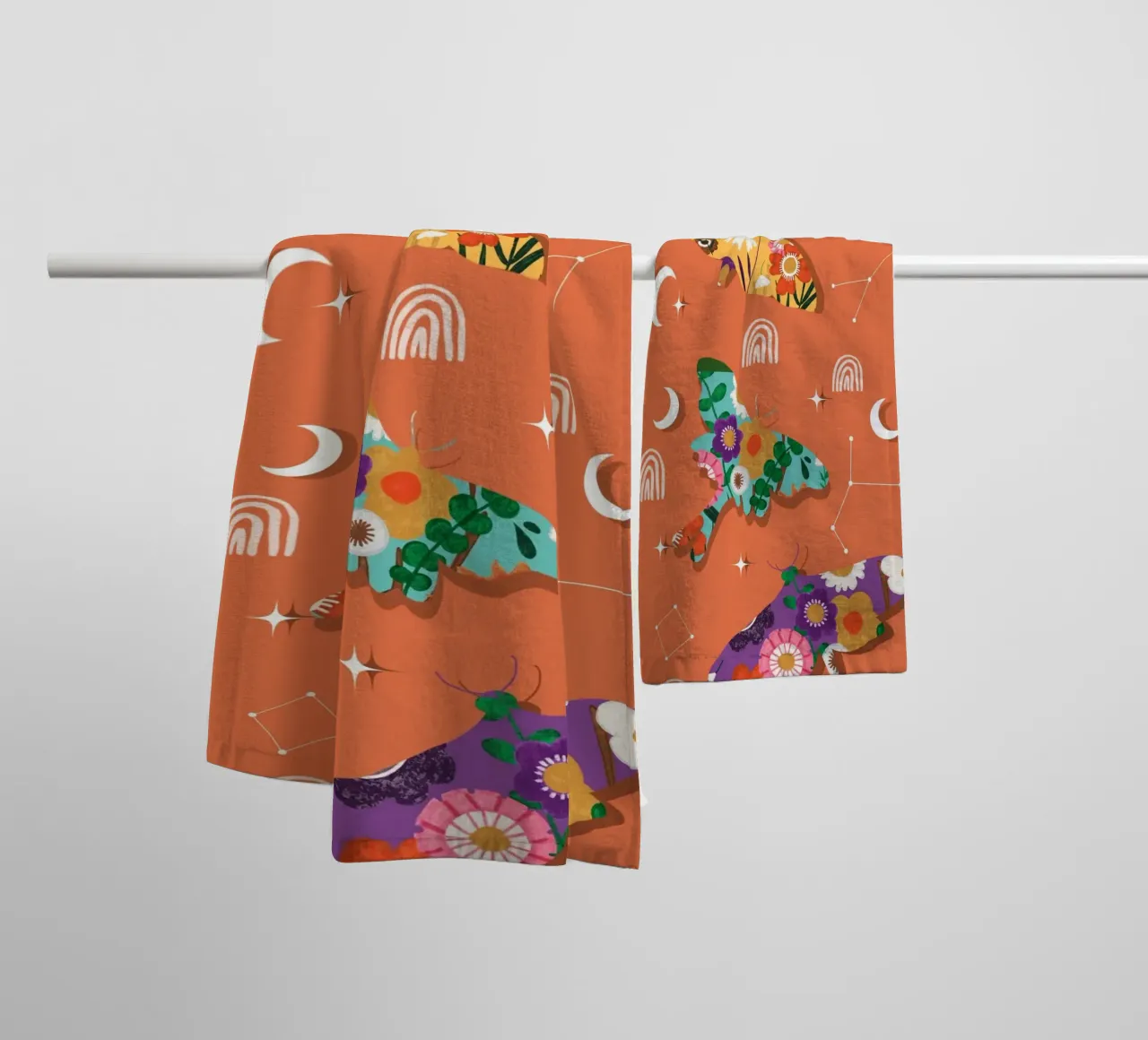 Falene cosmiche floreali - Boho Arancione celeste asciugamano da bagno da susanacosta