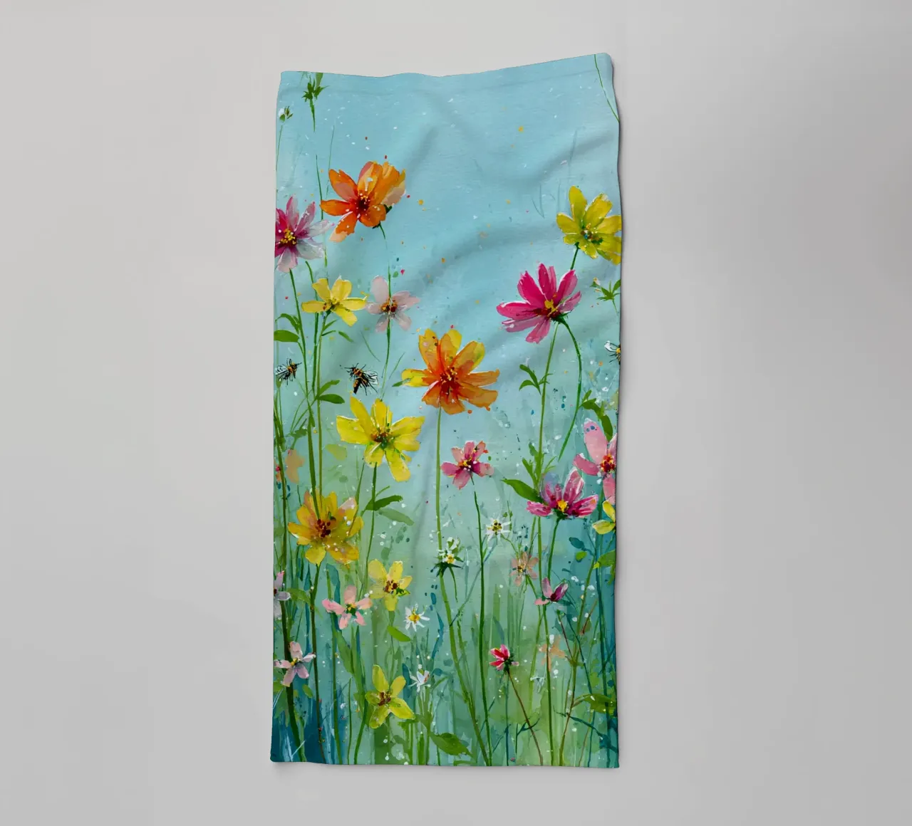 Summer meadow in bloom A asciugamano da bagno da Mateo