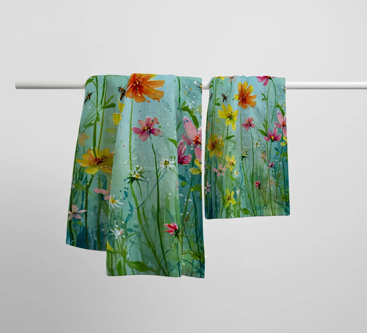 Summer meadow in bloom A asciugamano da bagno da Mateo
