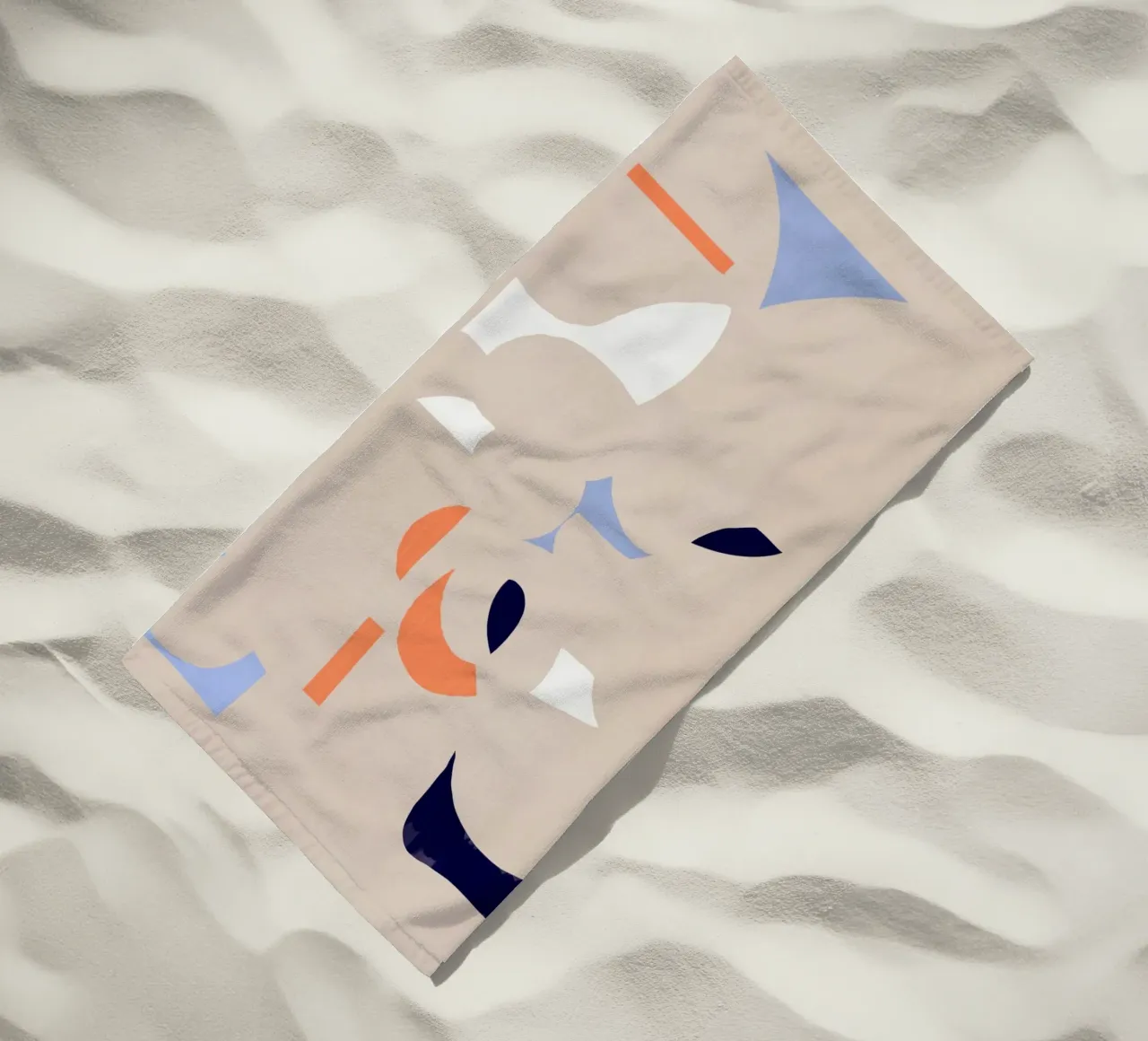 Fragment van abstractie uitknippen strandhanddoek van Little Dean