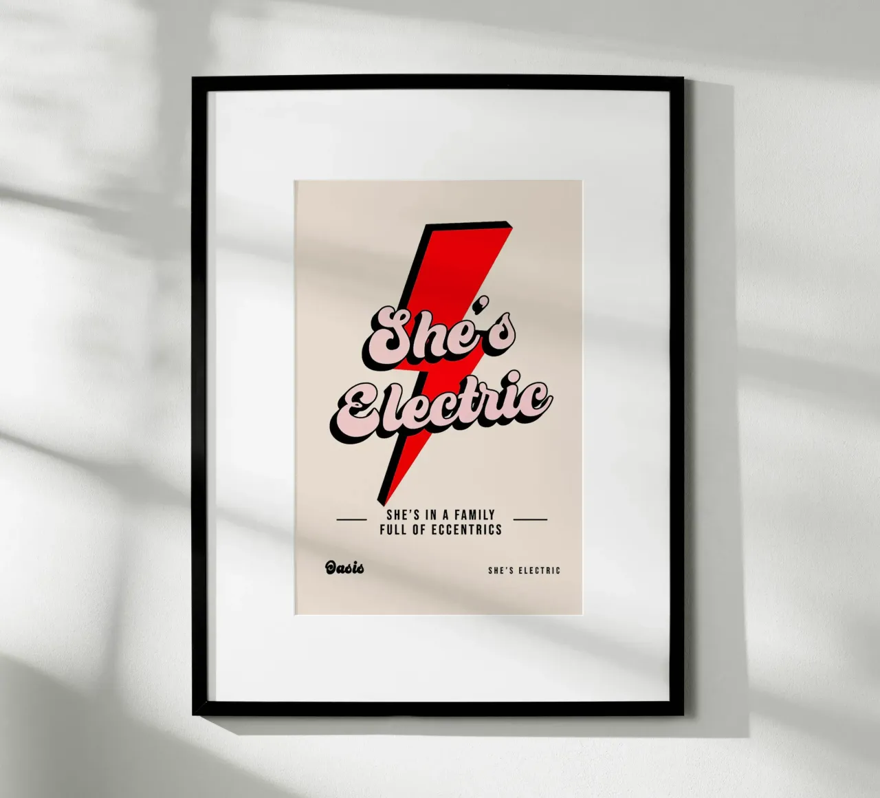 She’s Electric – Oasis poster con telaio in plastica da Attaboy Dsgn