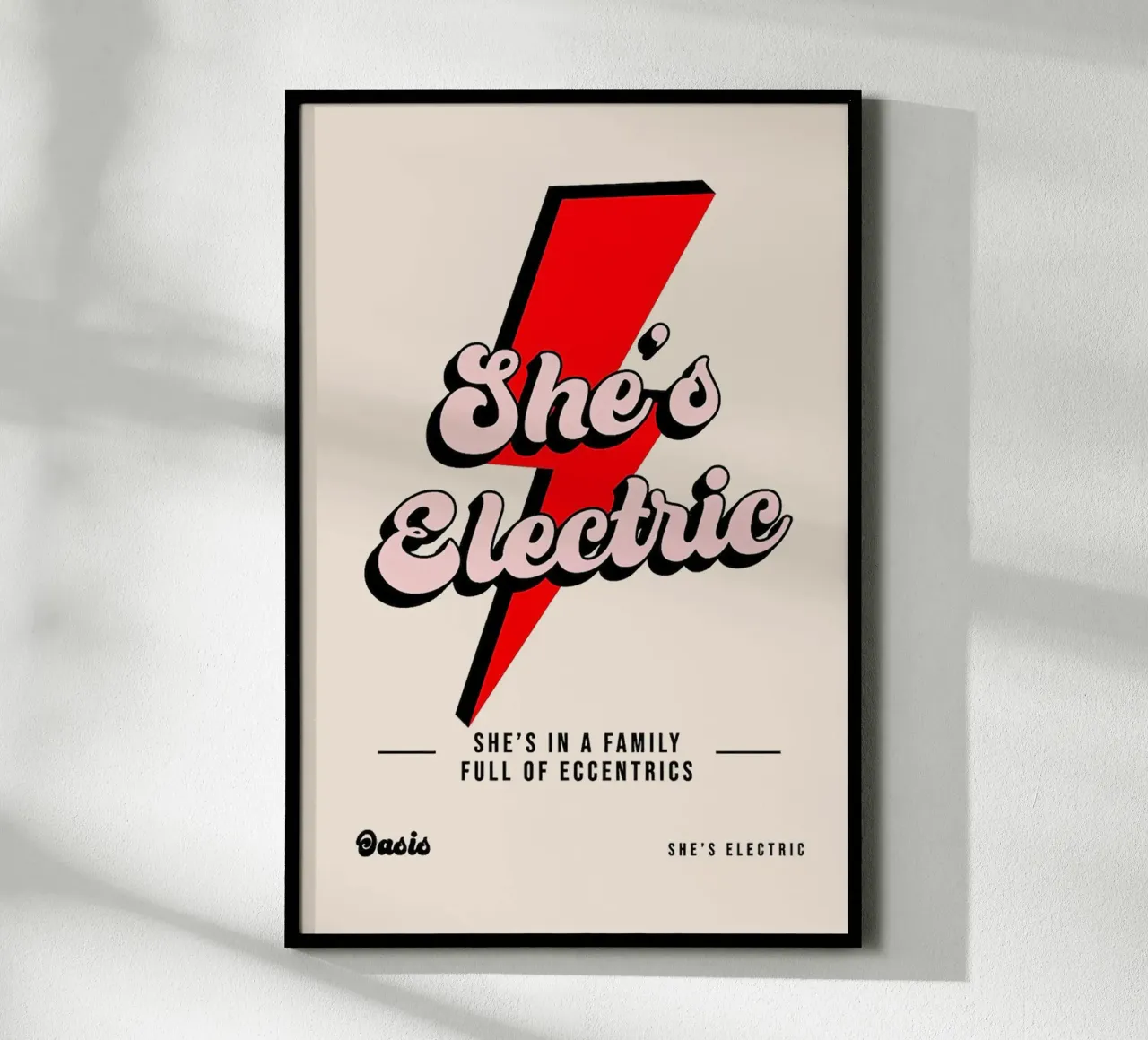 She’s Electric – Oasis poster con telaio in plastica da Attaboy Dsgn