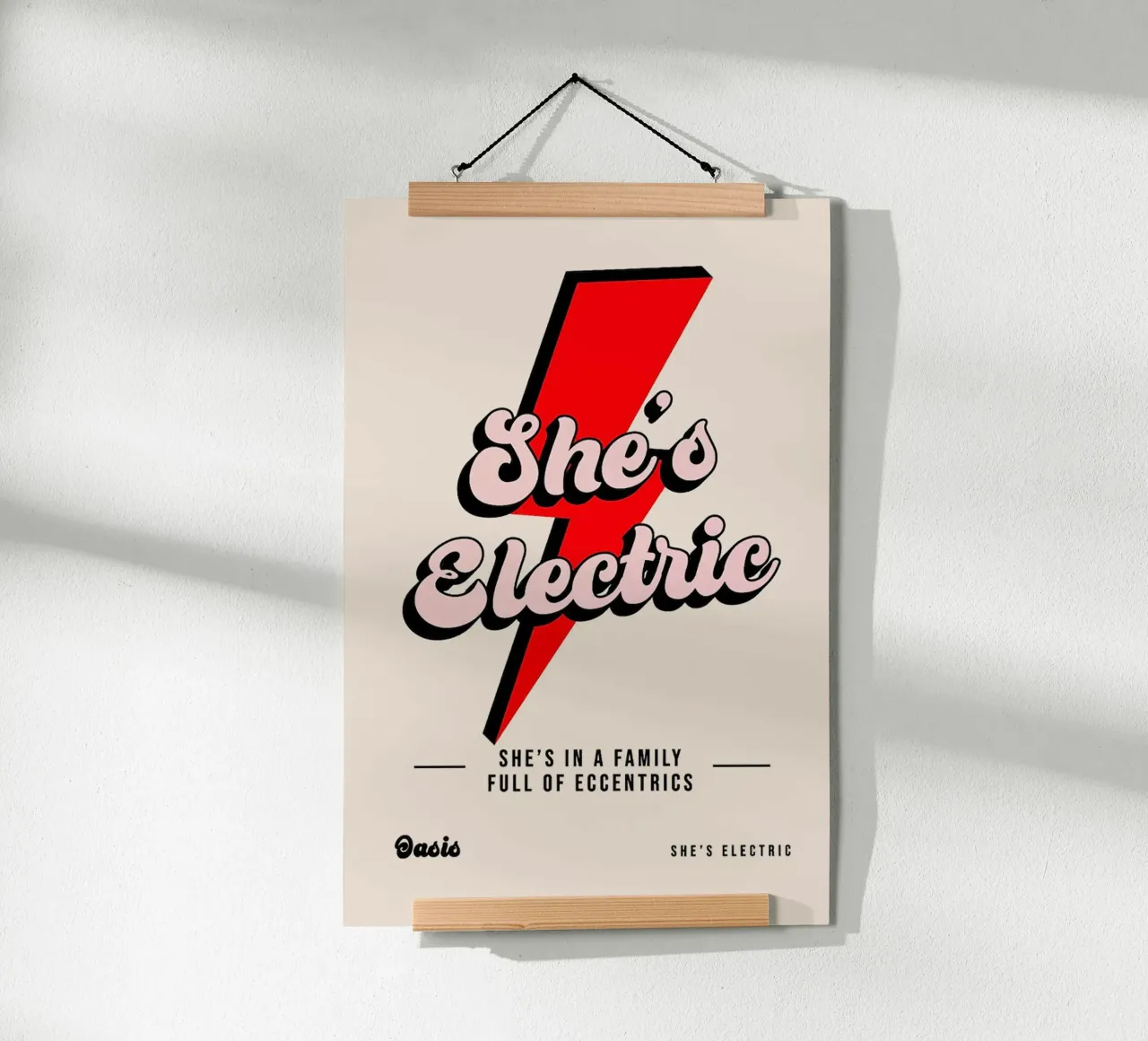 She’s Electric – Oasis poster con telaio in plastica da Attaboy Dsgn