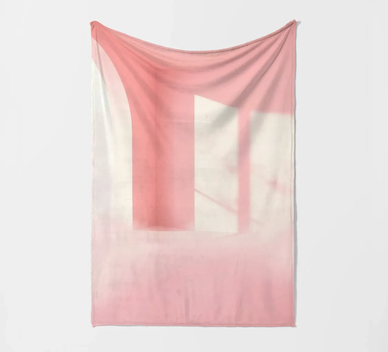 Zachtroze interieur met zonlicht dat schaduwen werpt in een dromerige fleecedeken van DesignDoodle