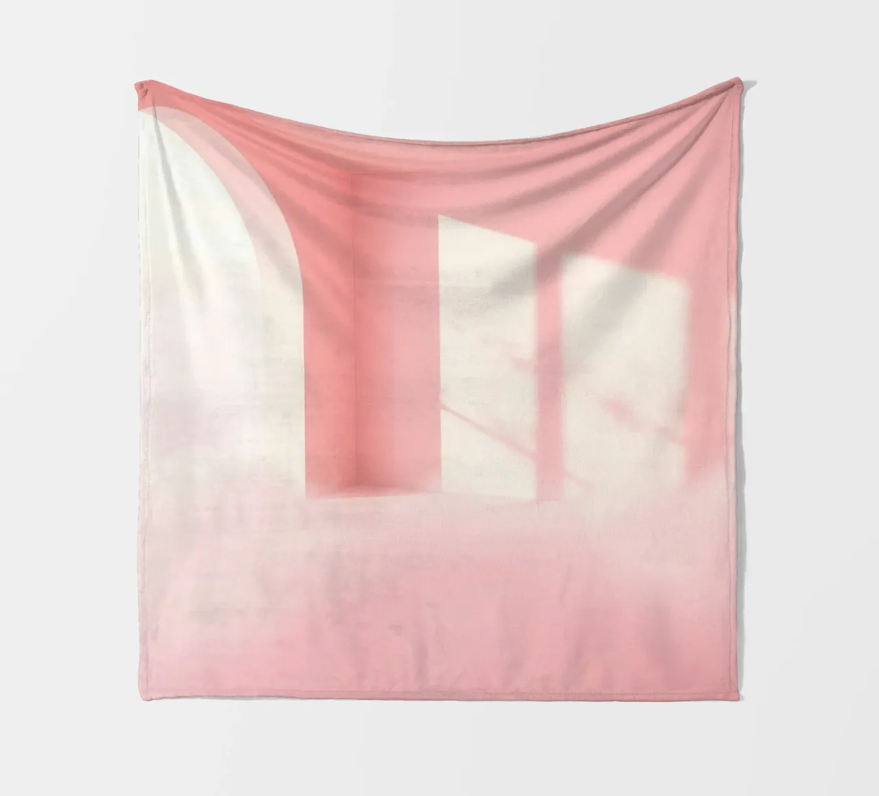 Zachtroze interieur met zonlicht dat schaduwen werpt in een dromerige fleecedeken van DesignDoodle