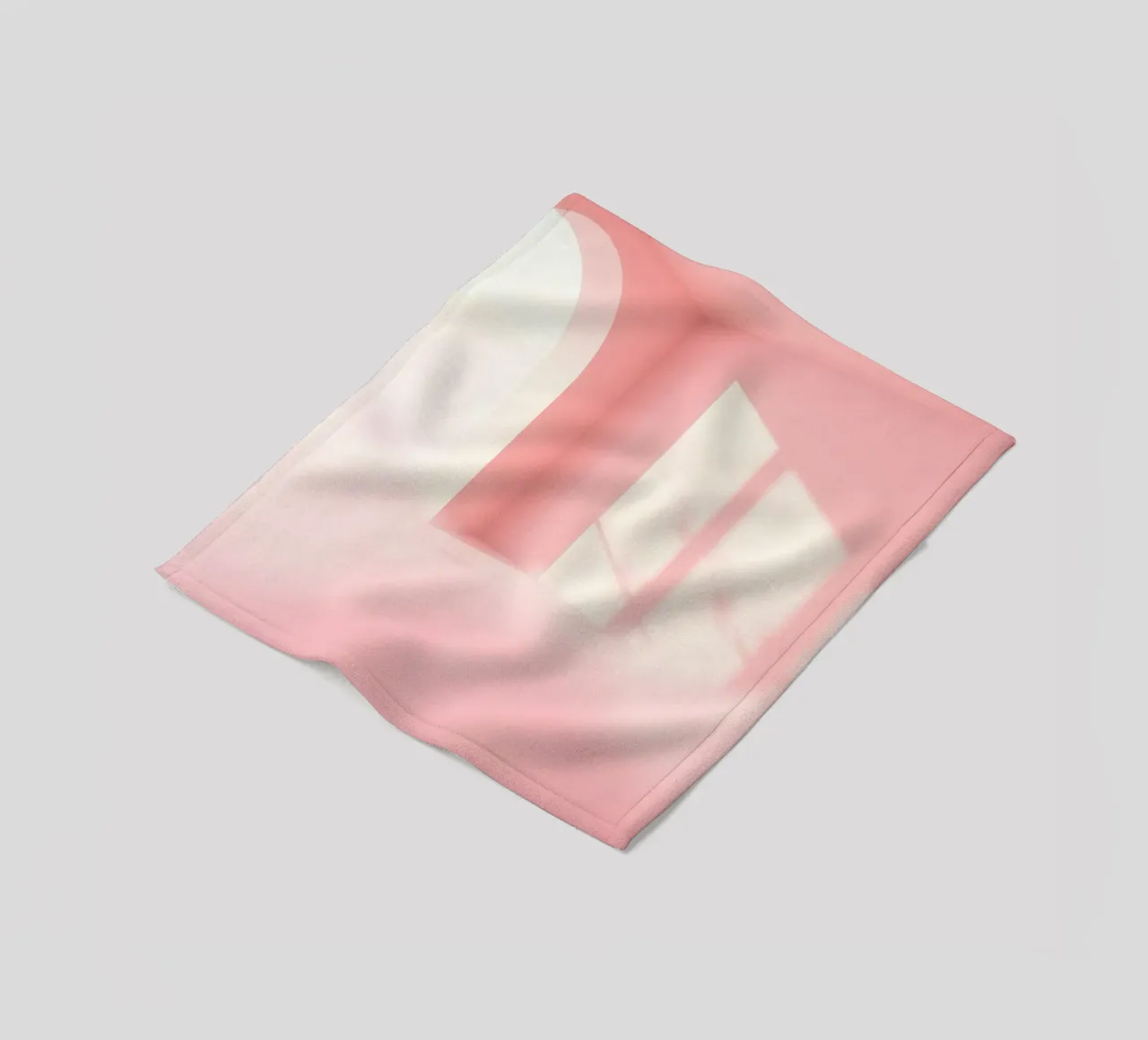 Zachtroze interieur met zonlicht dat schaduwen werpt in een dromerige fleecedeken van DesignDoodle