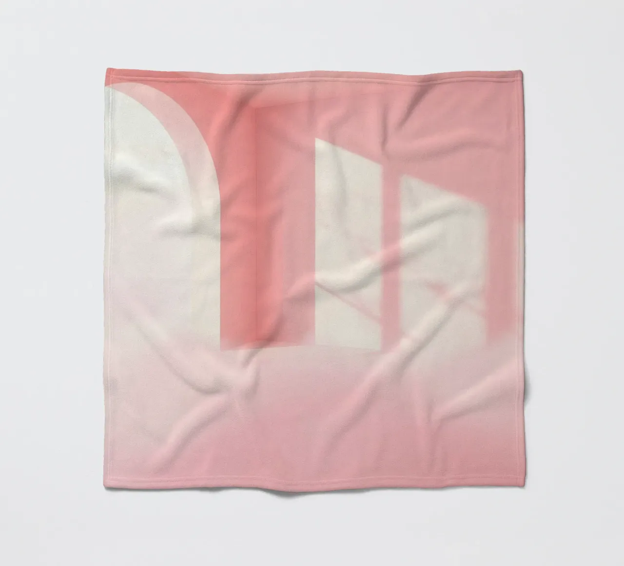 Zachtroze interieur met zonlicht dat schaduwen werpt in een dromerige fleecedeken van DesignDoodle