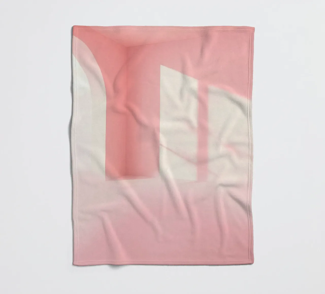 Zachtroze interieur met zonlicht dat schaduwen werpt in een dromerige fleecedeken van DesignDoodle