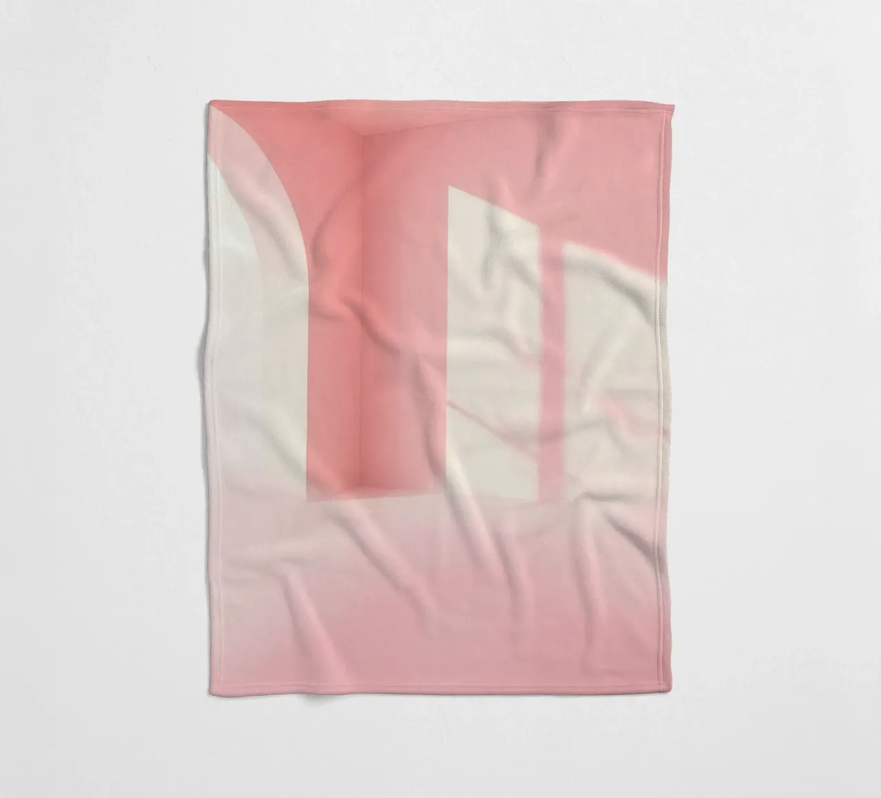 Zachtroze interieur met zonlicht dat schaduwen werpt in een dromerige fleecedeken van DesignDoodle