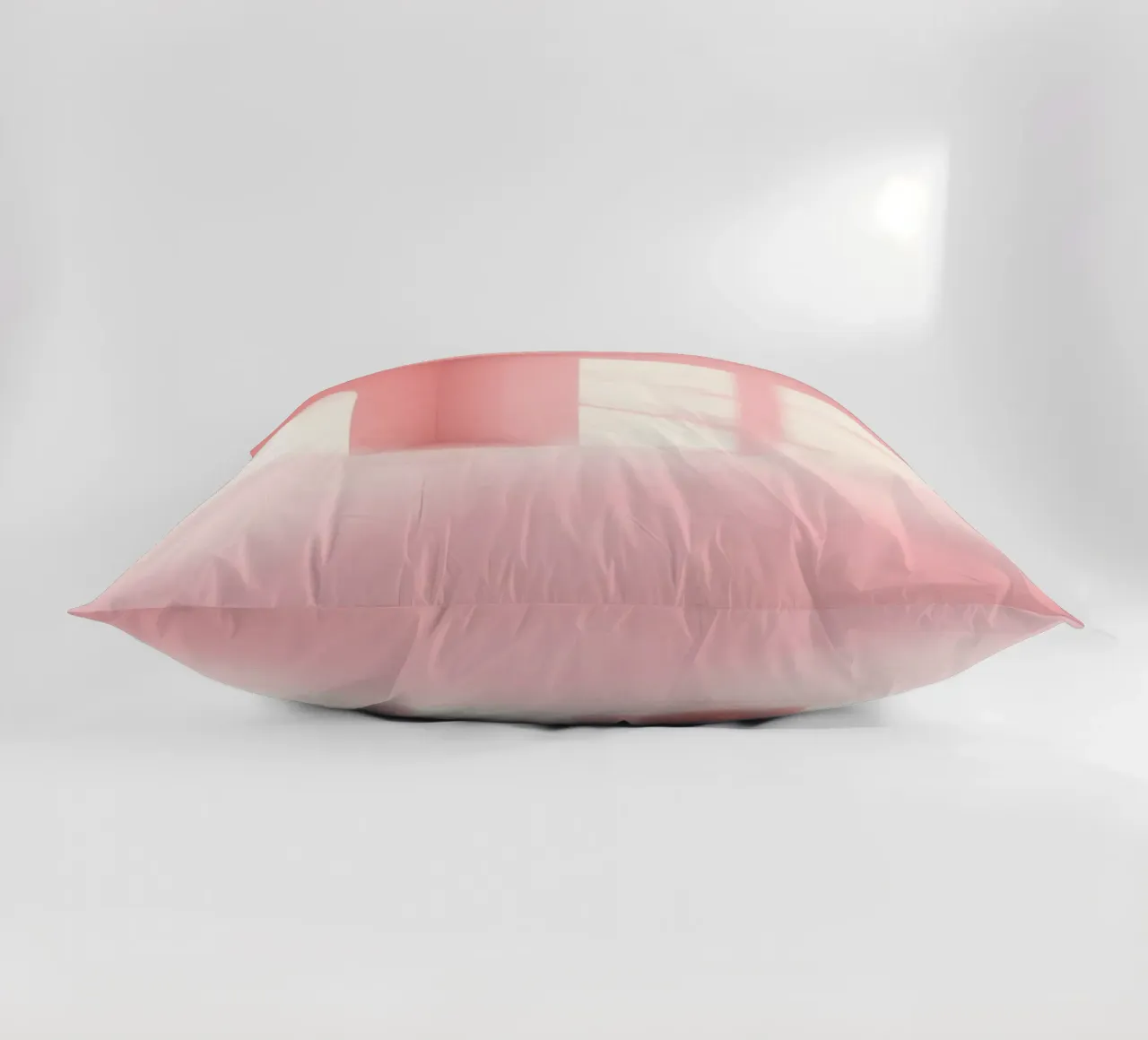 Zachtroze interieur met zonlicht dat schaduwen werpt in een dromerige kussen van DesignDoodle